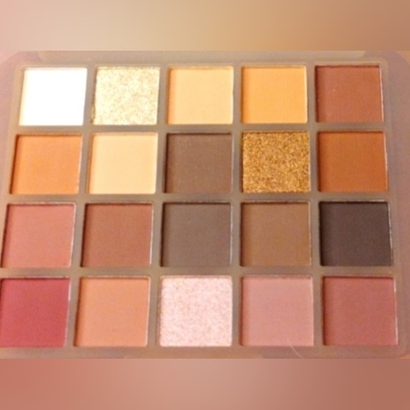 Amuse | Sweet Escape | 20 Pan Eyeshadow Palette - Picture 2 of 5